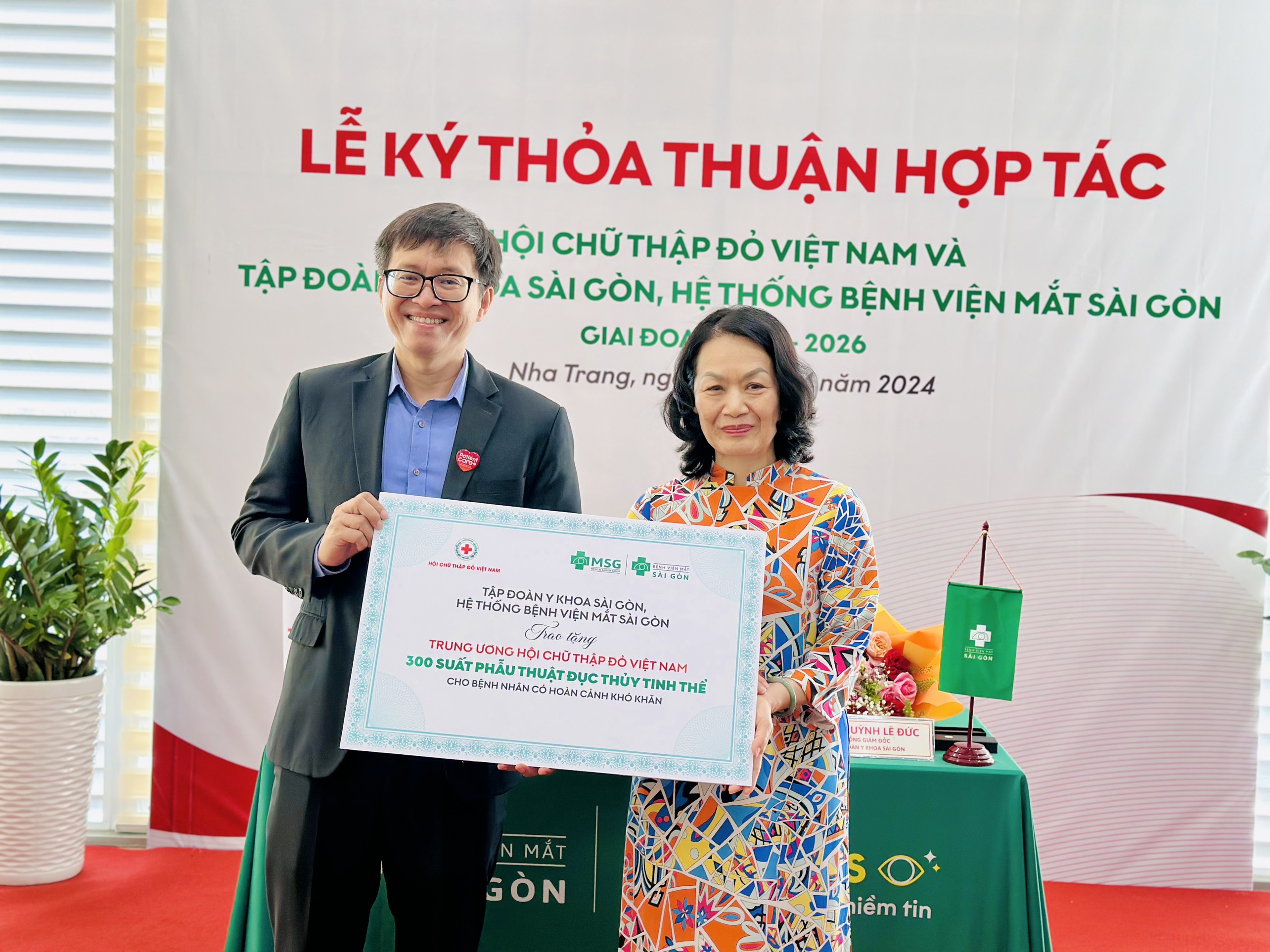 Hệ thống Bệnh viện Mắt Sài Gòn ký kết phối hợp với Hội Chữ thập đỏ Việt Nam
